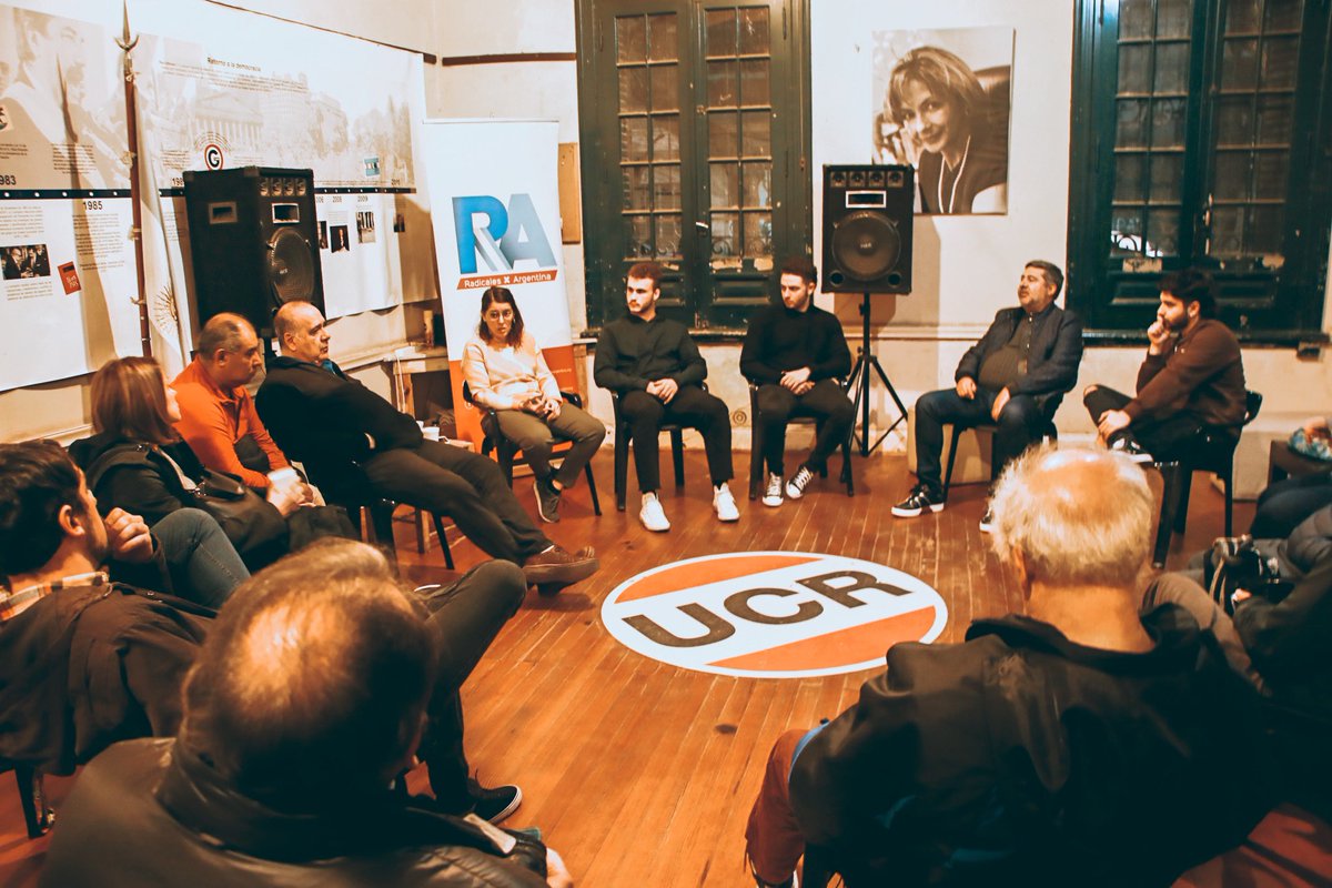 radicalesxarg's tweet photo. Referentes de @radicalesxarg Comuna 14 se reunieron con @TanoAngelici para coordinar actividades y charlar sobre la coyuntura de la @UCRCapital y el país. https://t.co/f4afIEi5PW