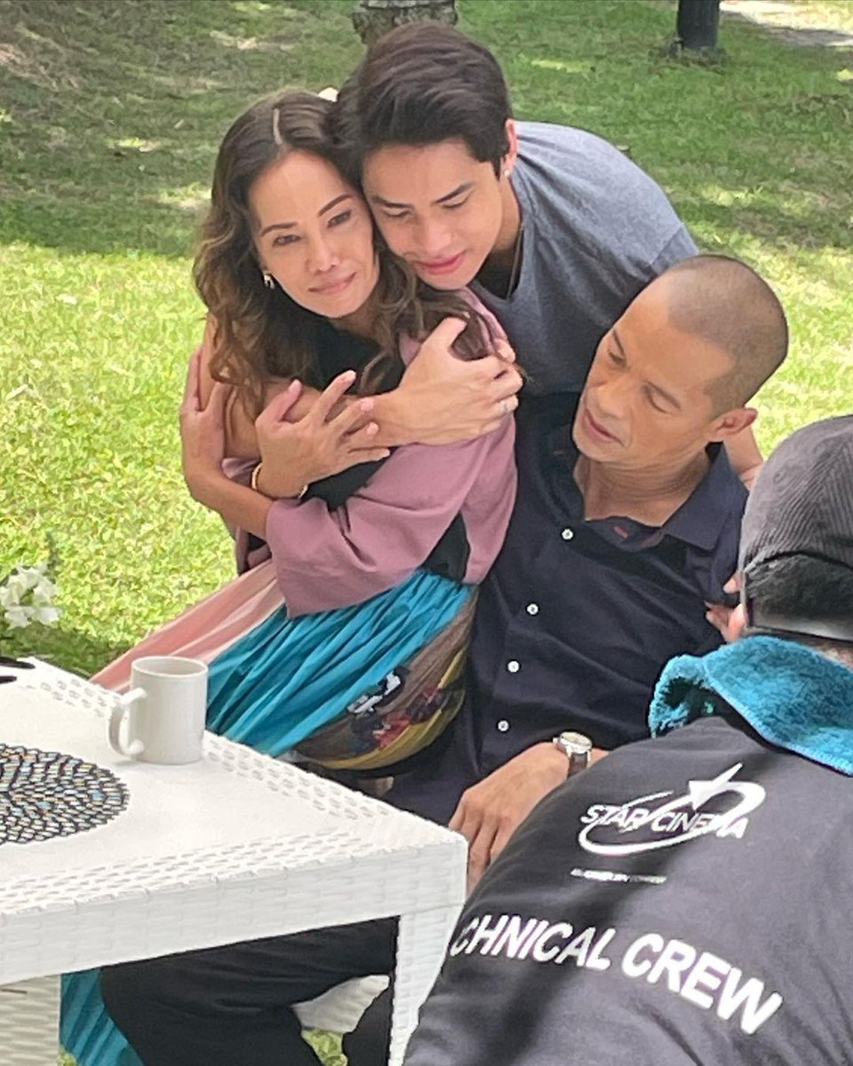 IG | @.anaabadsantos shared photos with Donny Pangilinan on the set of #HesIntoHerSeason2.

“Thank you to my onscreen fam @.donny @.belle_mariano @.tursdaza @.artacuna1 for the love and Direk @.cvovidanes & the rest of the team for the support.”

🖇️: instagram.com/p/Cg0OtQRh2mZ/…