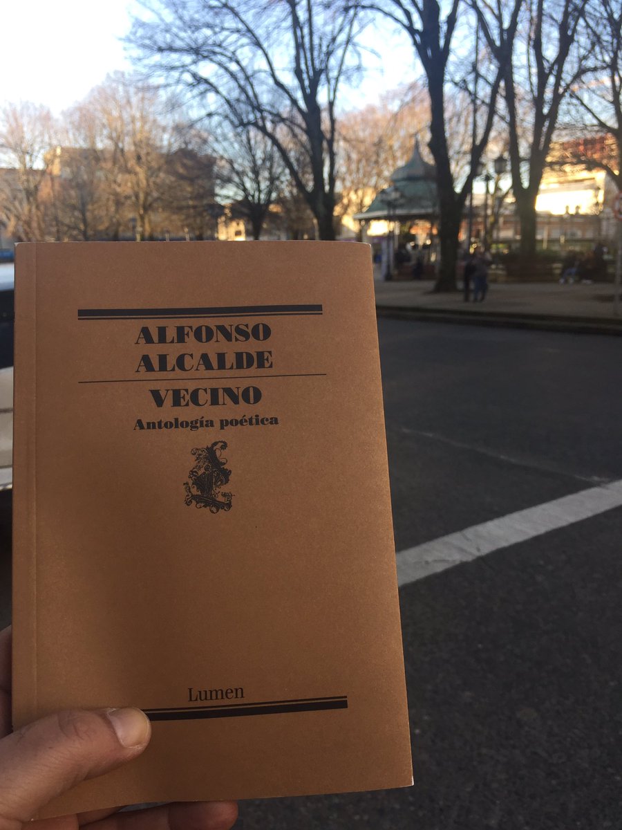 Yanko_Gonzalez's tweet photo. Tengo un nuevo Vecino. Emocionante ver circular sus poemas por la ciudad. Enorme, enorme Alfonso Alcalde https://t.co/60aBrhlEKI