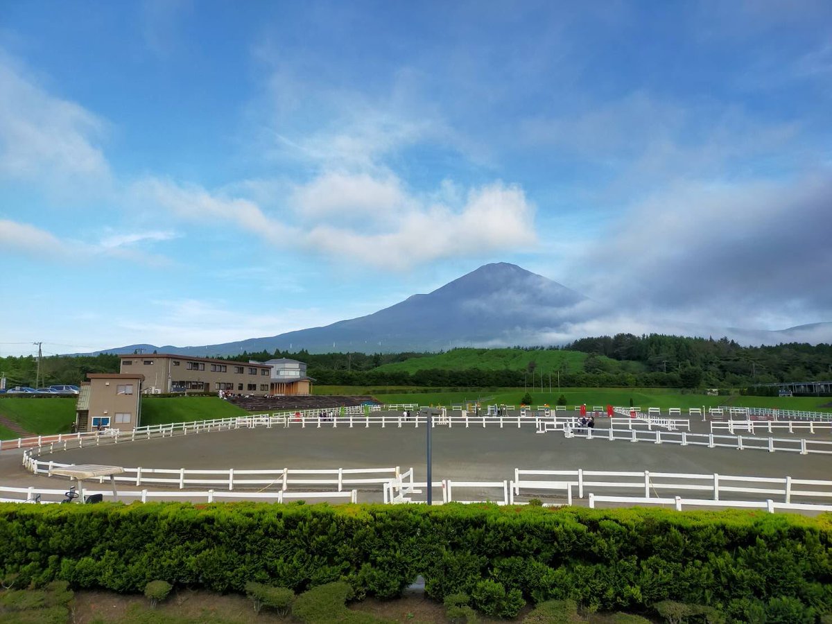 東医体2日目
・馬場馬術団体
信州大学4位
・障害飛越個人
塚本予選グループ2位
工藤予選グループ2位
となり決勝進出なりませんでした。
残念ながらジムカーナの勢いを生かせませんでしたが、3年ぶりの東医体に関わってくださった皆様に感謝し、来年に繋げていきたいと思います。