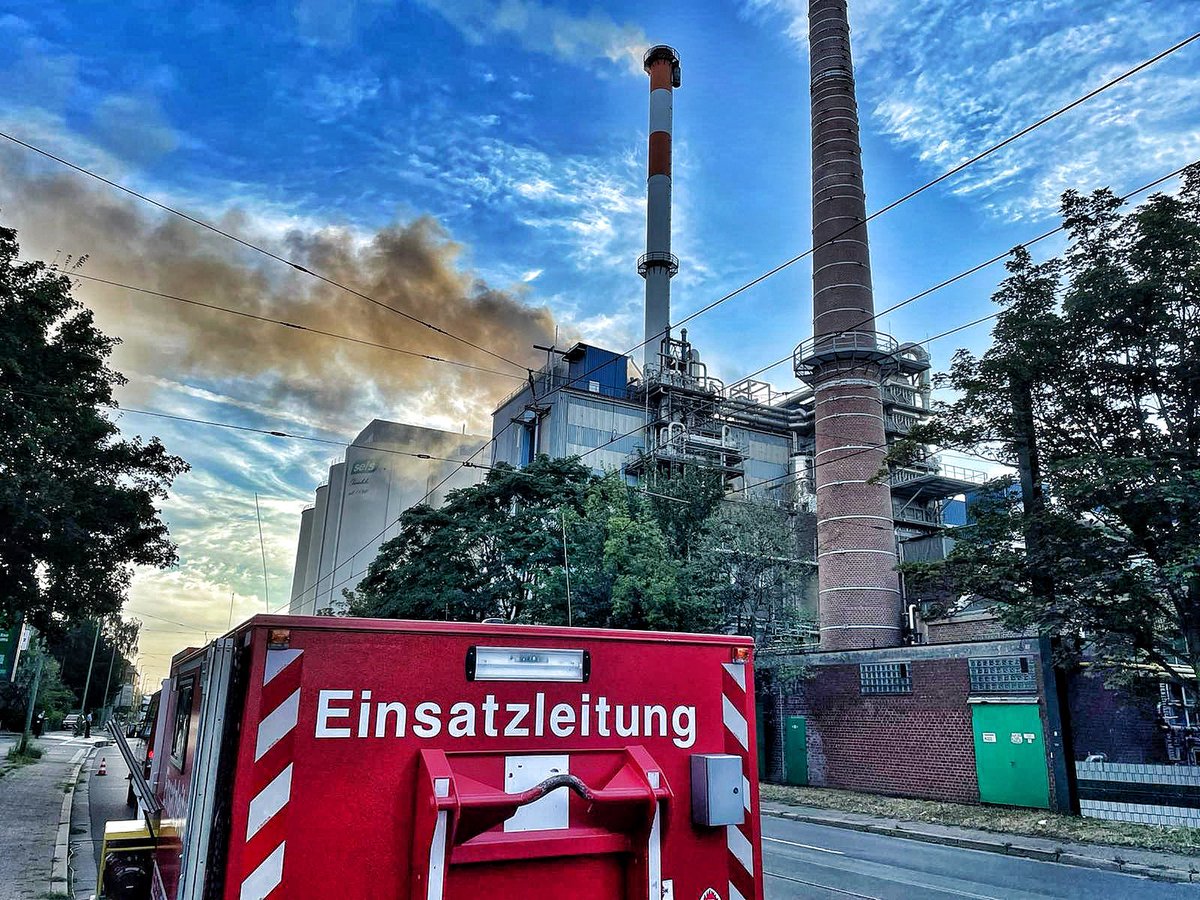 #AKTUELL: Feuer in einem Industriebetrieb an der Düsseldorferstraße | #Löschzüge im Einsatz ⚠️

➡️ Seit heute morgen 06:41 Uhr ist die Feuerwehr an der Düsseldorfer Straße im #Einsatz. Dort ist es aus bisher ungeklärter #Ursache zu einem Brand in einem #Industriebetrieb gekommen.