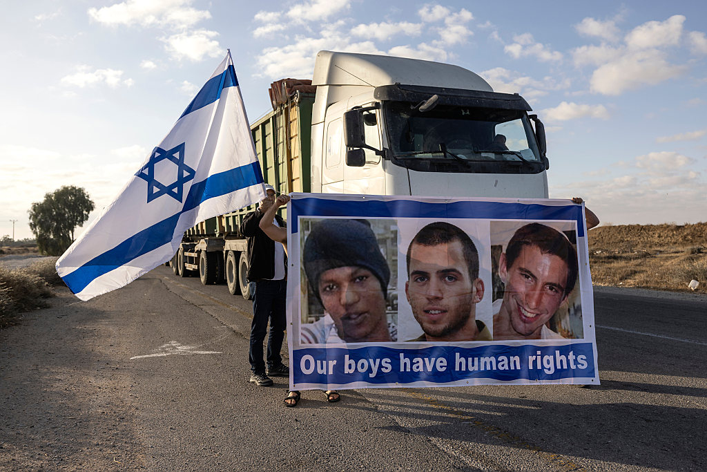 IsraelHayomEng's tweet photo. Families of fallen #IDF soldiers, hostages in #Gaza hold 3-day protest https://t.co/TepFaJasm9
(Photo: No credit)
#HadarGoldin #OronShaul #Hamas #OperationProtectiveEdge https://t.co/WGfaoWFQSb