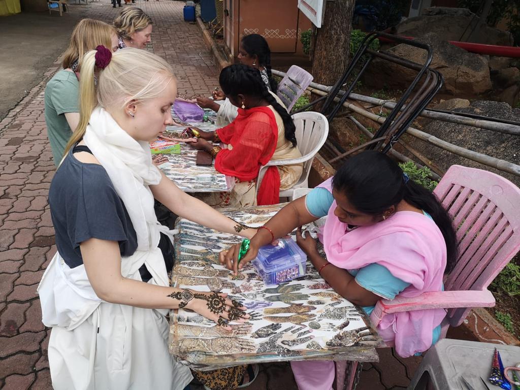 NordicCtrIndia's tweet photo. A fun day at @shilparamamhyd for #ncisummer students who are studying Gender and Society in Contemporary India at #ncipartner @HydUniv
#ncisummer #NCIstudyinIndia #nordiccentreindia #NCI #studyinindiaprogram #studyinIndia #HCU #UoHyd https://t.co/H8ob1H4xNT