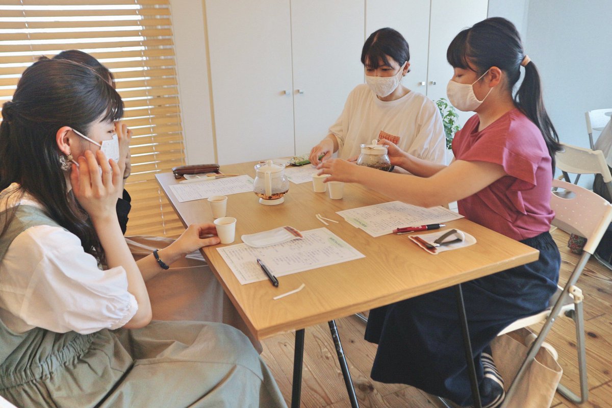 rasiicu_'s tweet photo. ＼rasiicu初／
先日、岡野真弥さんをお招きしてアロマとハーブのワークショップを開催しました！
香りを選んで体質診断🌿自分の体質に合ったハーブを直感で選び、ハーブティーをお土産にお持ち帰りしていただきました🫖✨
hspさん同士でアロマやハーブに包まれ癒しの時間になりました☺️
#hsp https://t.co/lMv82IpoJX
