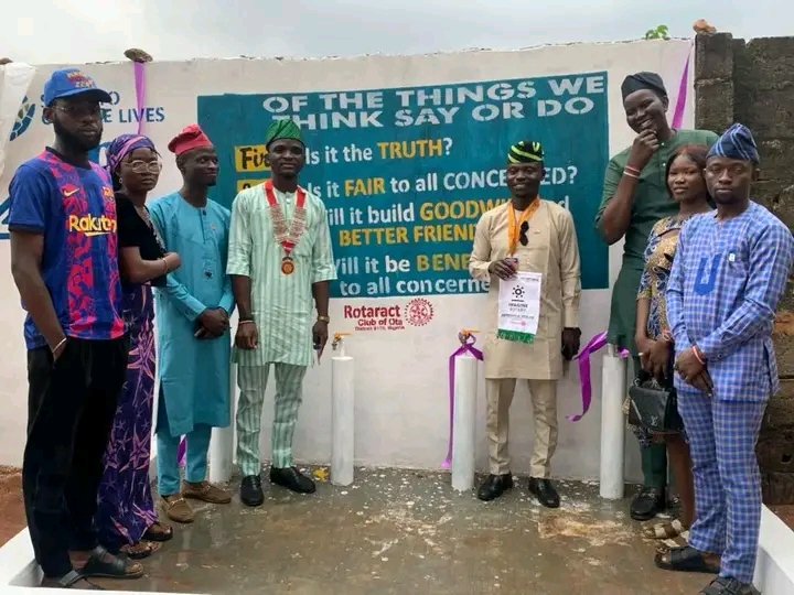 RotaractD9110ng's tweet photo. @rotaract_ota COMMISSIONED A WATER PROJECT IN ITS COMMUNITY

As part of the club's activity to host the District Rotaract Representative on his official visitation to clubs.

The President @OseunMc and Members of the club gave the privilege to the DRR 

Thread
1/4 https://t.co/ECe5LY1Zng