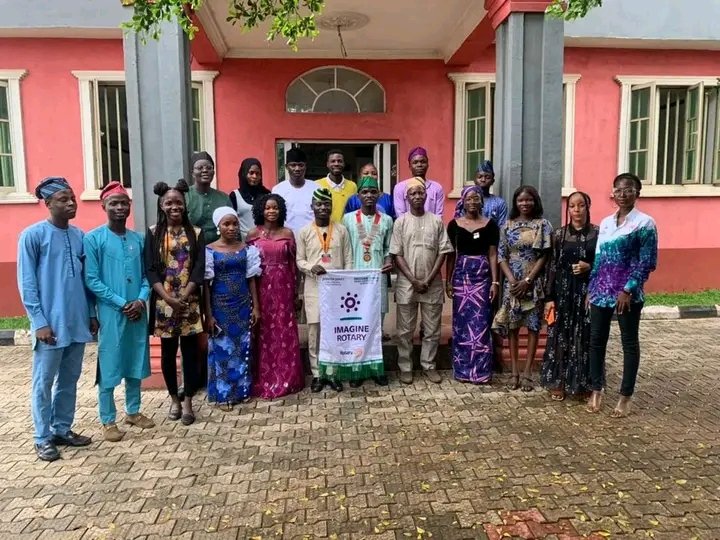 RotaractD9110ng's tweet photo. @rotaract_ota COMMISSIONED A WATER PROJECT IN ITS COMMUNITY

As part of the club's activity to host the District Rotaract Representative on his official visitation to clubs.

The President @OseunMc and Members of the club gave the privilege to the DRR 

Thread
1/4 https://t.co/ECe5LY1Zng