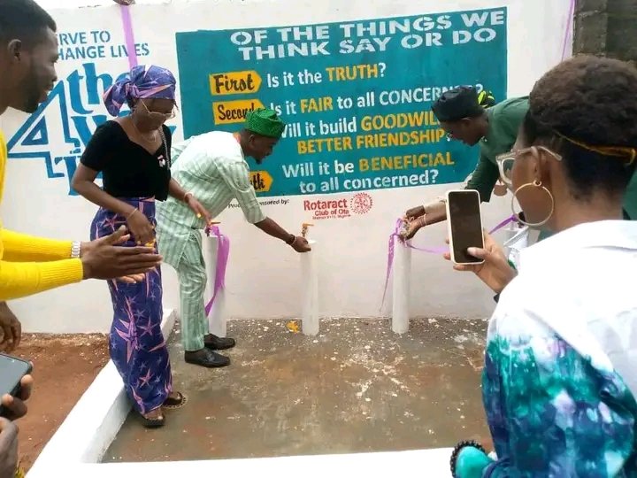 RotaractD9110ng's tweet photo. @rotaract_ota COMMISSIONED A WATER PROJECT IN ITS COMMUNITY

As part of the club's activity to host the District Rotaract Representative on his official visitation to clubs.

The President @OseunMc and Members of the club gave the privilege to the DRR 

Thread
1/4 https://t.co/ECe5LY1Zng