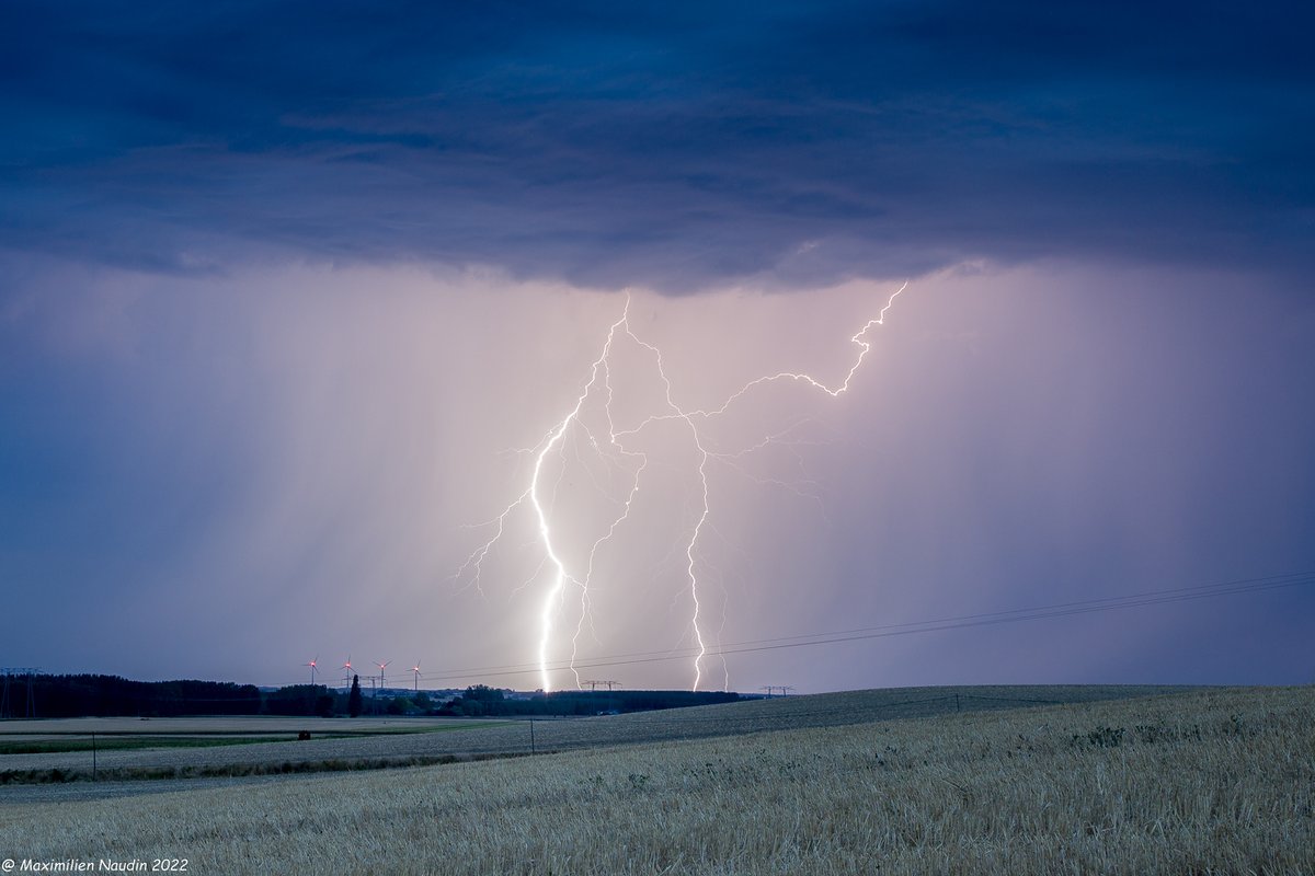 rdvavecdamenat's tweet photo. Orage sec en Maine et Loire ce Jeudi matin vers 6 h dans le secteur de Montreuil Bellay. (Anjou, France).
@keraunos @meteofrance #StormHour #Anjoupower https://t.co/H2FnFEw5gR