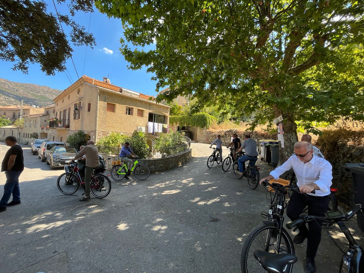 aue_corsica's tweet photo. 📸 Retour en images sur la visite d’#Urtaca avec les élus de la @CCIRB et de la Communauté de Communes Pasquale-Paoli Francardu, aux guidons des vélos à assistance électrique récemment installés dans le village. Ringraziemu u merri, @pvferrandi, è a so cumuna pà l’accolta 👇🏼 https://t.co/OBopKIpPvK