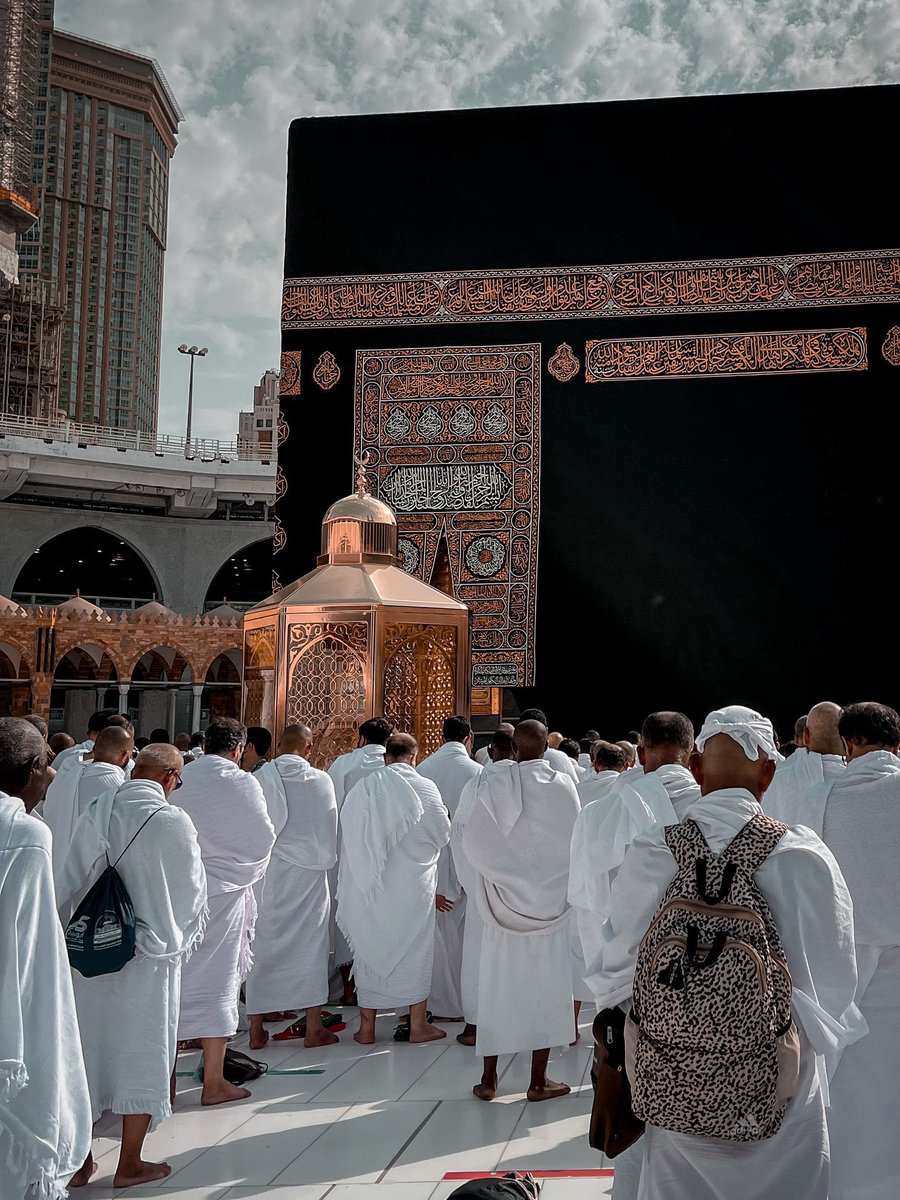 #بيت_شعر_ماتنساه

وقفنا عند بابك مالنا مطلوب غير رضاك
معاصينا كبار وعفوك اكبر من معاصينا