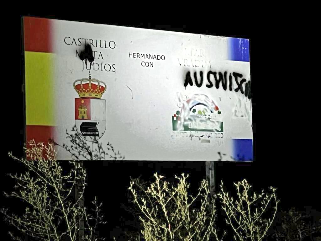 Esta noche mi pueblo, Castrillo Mota de Judíos ha vuelto a sufrir un ataque de odio, de antisemitismo. Estos cobardes no es la primera vez que actúan pero en esta ocasión han estado a punto de provocar una desgracia; además de las pintadas han prendido fuego a contenedores 1/2