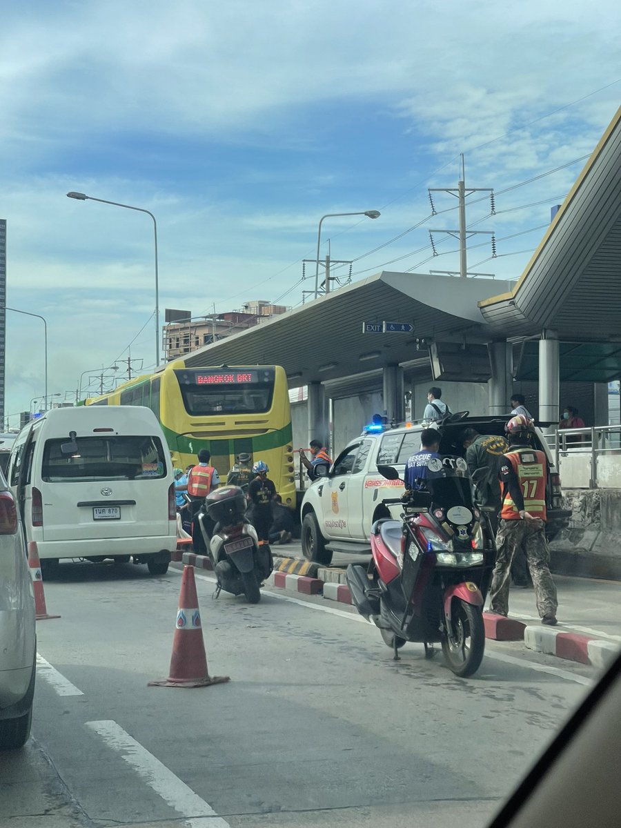 HLuvtalaeth's tweet photo. @js100radio 8:30 น.
อุบัติเหตุช่องเดินรถ BRT (ทางลงสะพานพระราม3 - จากฝั่งธน)
มีผู้บาดเจ็บ รถติดสะสมถึงบนสะพาน
รถพยาบาล และรถกู้ภัยถึงจุดเกิดเหตุละค่ะ https://t.co/kmmIjH0gzw