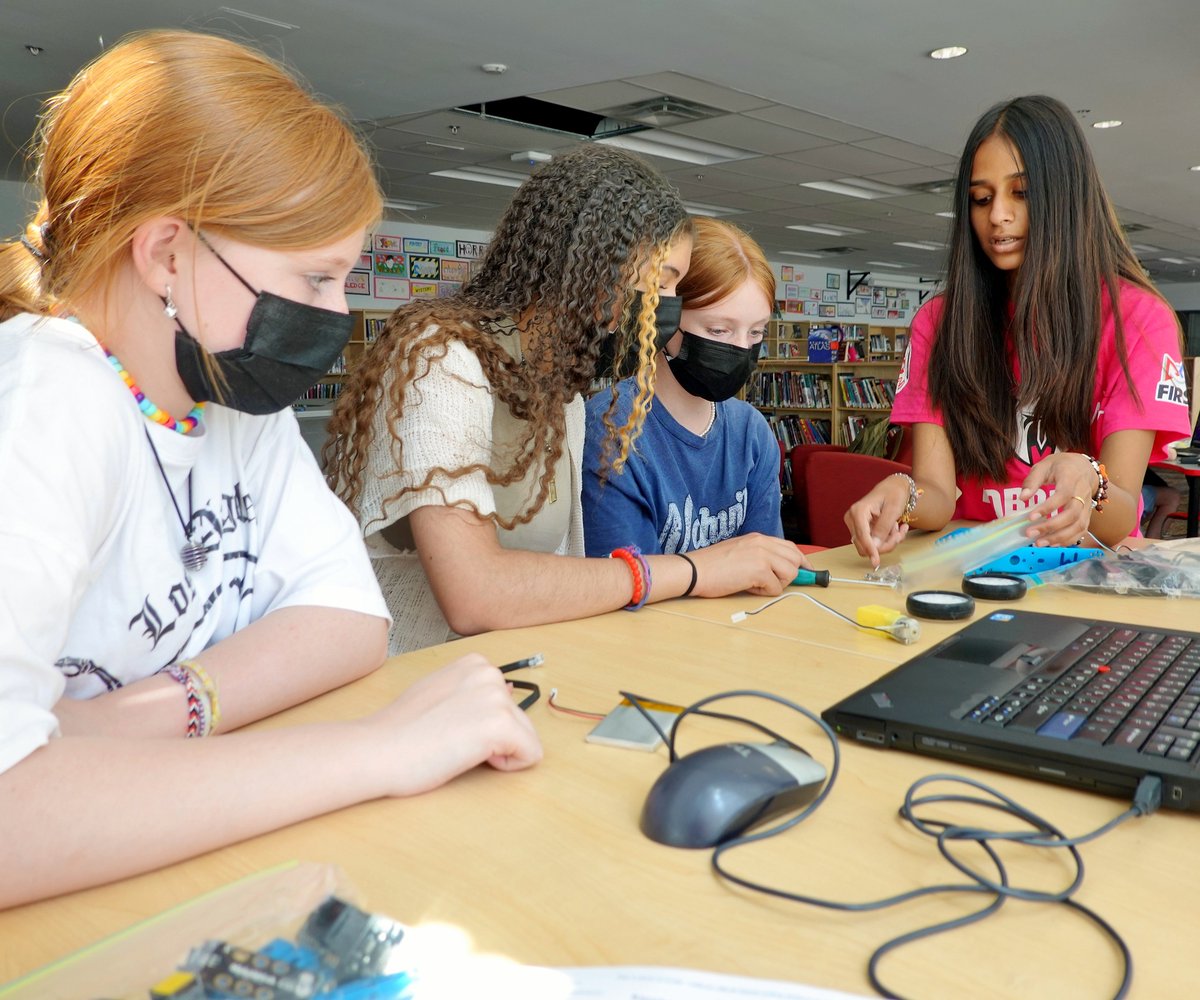 Thanks <a href="/DMThomsonCI/">D & M Thomson C.I.</a> for the opportunity to coach grade 8s on coding and building robots, as part of the summer learning hub program.