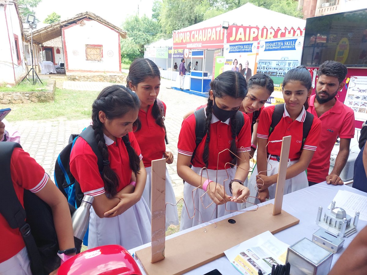 BsduOfficial's tweet photo. #BSDUSkillMe🆙 
The #showstopper of our BSDU SKill Me Up Booth at MY FM Youth Fest in Jawahar Kala Kendra - JKK #DIY Wire Loop Game
Leading RJ of 94.3 My FM #Jaipur @RjKartik also tried his hand at the game that attracted almost all visitors of the #youthfest
#ExpereinceBSDU #tbt https://t.co/rfpO72tPad