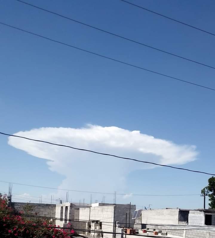 bodoque_rayado's tweet photo. Oye @abimaelsalas que como se llaman esas nubes? porque dicen en facebook que son raras y ahí se esconden los extraterrestres para vigilar nos jajaja. https://t.co/891yixRbsf
