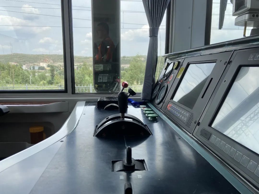 CrrcZiyang's tweet image. In order to meet the needs of shunting operations, the driver’s cab of the #HXN6 is located at the rear of the middle of the locomotive. In order to facilitate the operators who check and maintain the equipment, there are multiple side doors on the left and right side of it.