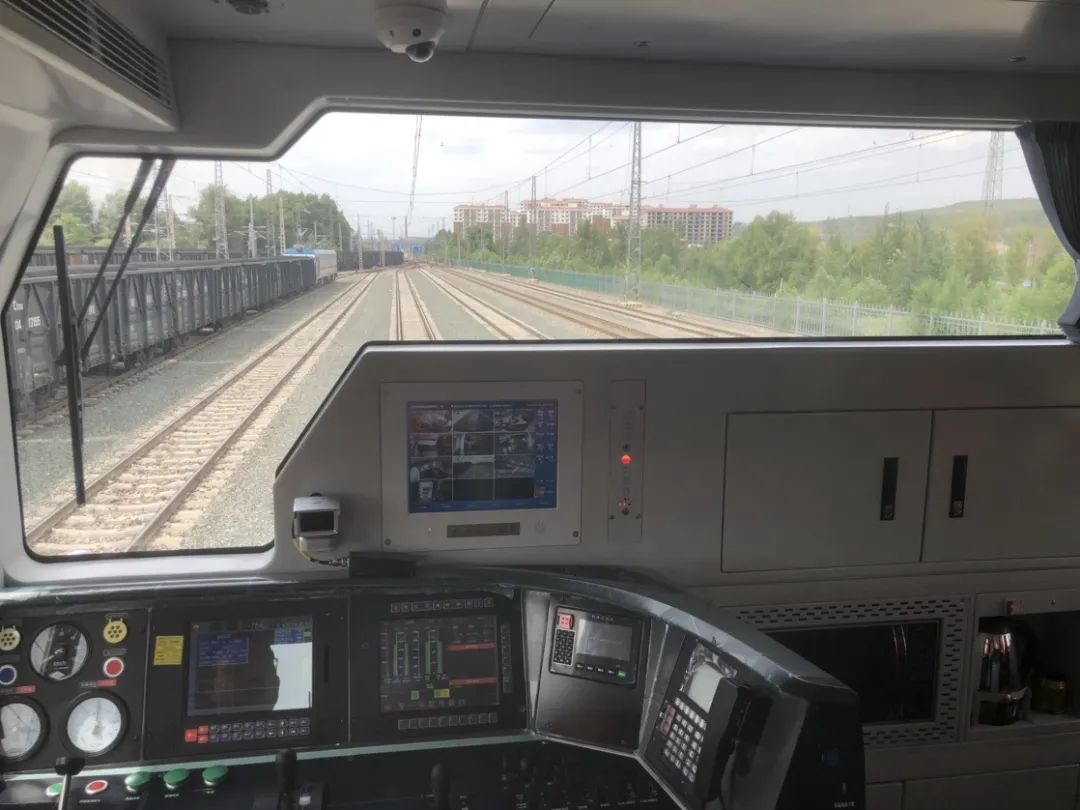 CrrcZiyang's tweet image. In order to meet the needs of shunting operations, the driver’s cab of the #HXN6 is located at the rear of the middle of the locomotive. In order to facilitate the operators who check and maintain the equipment, there are multiple side doors on the left and right side of it.