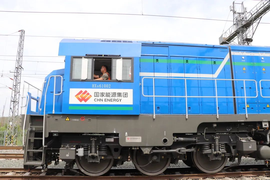 CrrcZiyang's tweet image. In order to meet the needs of shunting operations, the driver’s cab of the #HXN6 is located at the rear of the middle of the locomotive. In order to facilitate the operators who check and maintain the equipment, there are multiple side doors on the left and right side of it.