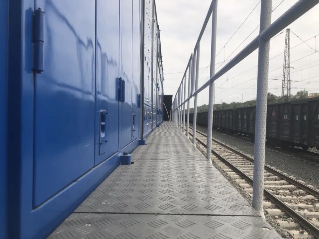 CrrcZiyang's tweet image. In order to meet the needs of shunting operations, the driver’s cab of the #HXN6 is located at the rear of the middle of the locomotive. In order to facilitate the operators who check and maintain the equipment, there are multiple side doors on the left and right side of it.