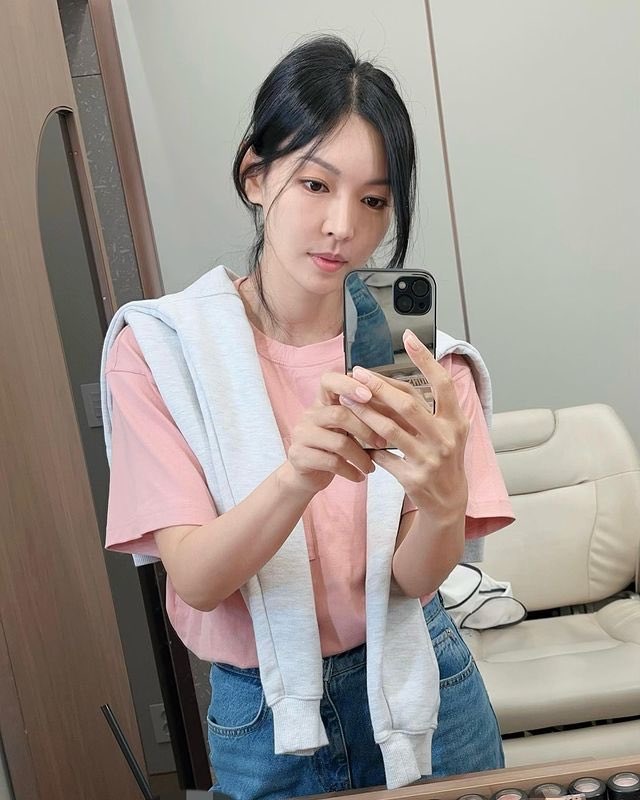 soyeonsdata's tweet photo. just kim soyeon dropping her mirror selfie https://t.co/pCHEAiHTJk