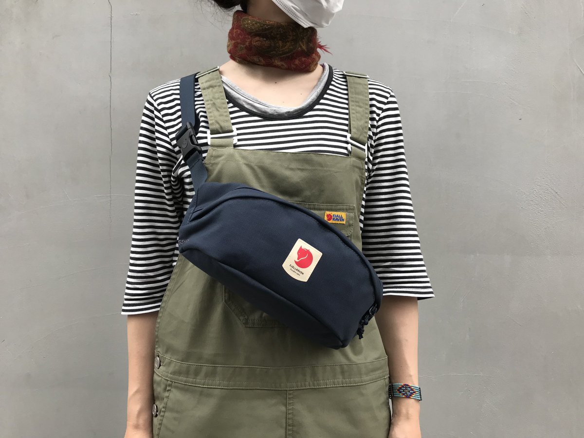 3NITY_JAPAN's tweet photo. 【 Ulvo Hip Pack Medium 】
400デニールのナイロン (31%リサイクルナイロン)製で耐久性の高いBergshellを使用したHip Pack✨
耐水圧は10,000mm‼️なんと傘の20倍🙌
中の荷物が濡れることがないので 雨の日でも安心です☺️
#フェールラーベン
#Hippack
#耐水 https://t.co/8OvVqAaQ0f