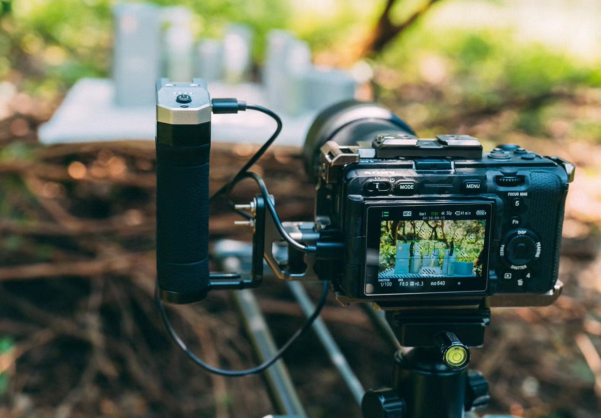 Andycinegear's tweet image. Andycine Universal Battery Handle Grip for Camera with Power Bank DC and USB-A output

Andycine: andycine.com/andycine-unive…

Aliexpress: aliexpress.com/item/100500382…

B&amp;amp;H: bhphotovideo.com/c/product/1688…

#andycine #camera #cameracage #handle #mobilepower #camerarig #gripbattery #camerapower