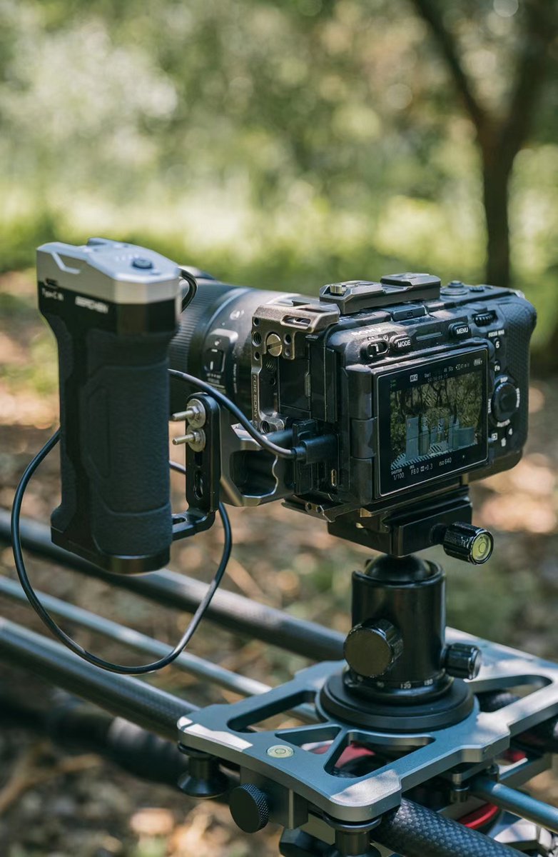 Andycinegear's tweet image. Andycine Universal Battery Handle Grip for Camera with Power Bank DC and USB-A output

Andycine: andycine.com/andycine-unive…

Aliexpress: aliexpress.com/item/100500382…

B&amp;amp;H: bhphotovideo.com/c/product/1688…

#andycine #camera #cameracage #handle #mobilepower #camerarig #gripbattery #camerapower
