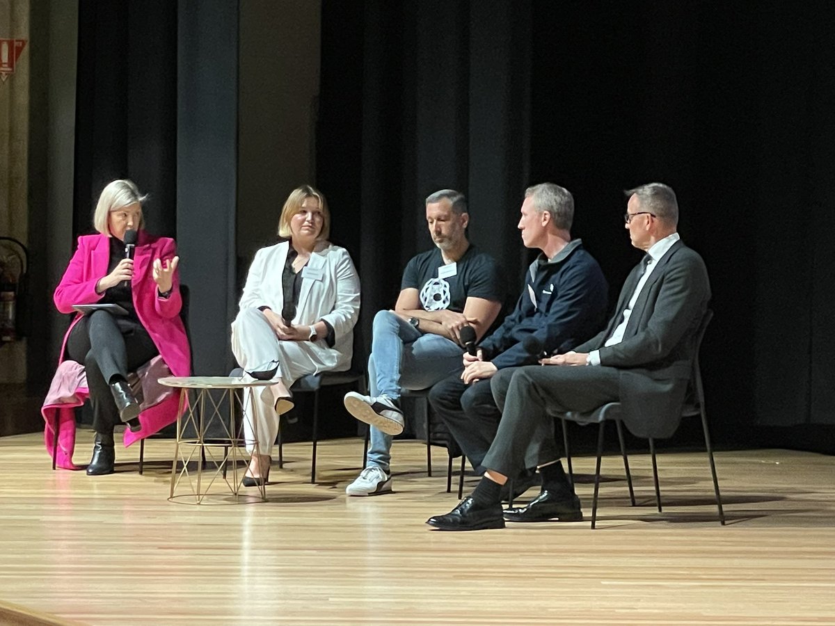 #InnovationPapers forum a fantastic opportunity to reconnect, and reinvigorate Australia’s innovation agenda. Thank you <a href="/ayrestim/">Senator Tim Ayres</a> for the inspiring intro remarks,
and <a href="/Innov_Aus/">InnovationAus</a> showcasing companies like <a href="/Advance/">Advance Global Australians</a> #GameChanger <a href="/GilmourSpace/">Gilmour Space</a>! <a href="/sallyannw/">Sally-Ann Williams</a> @DeanRoyGreen