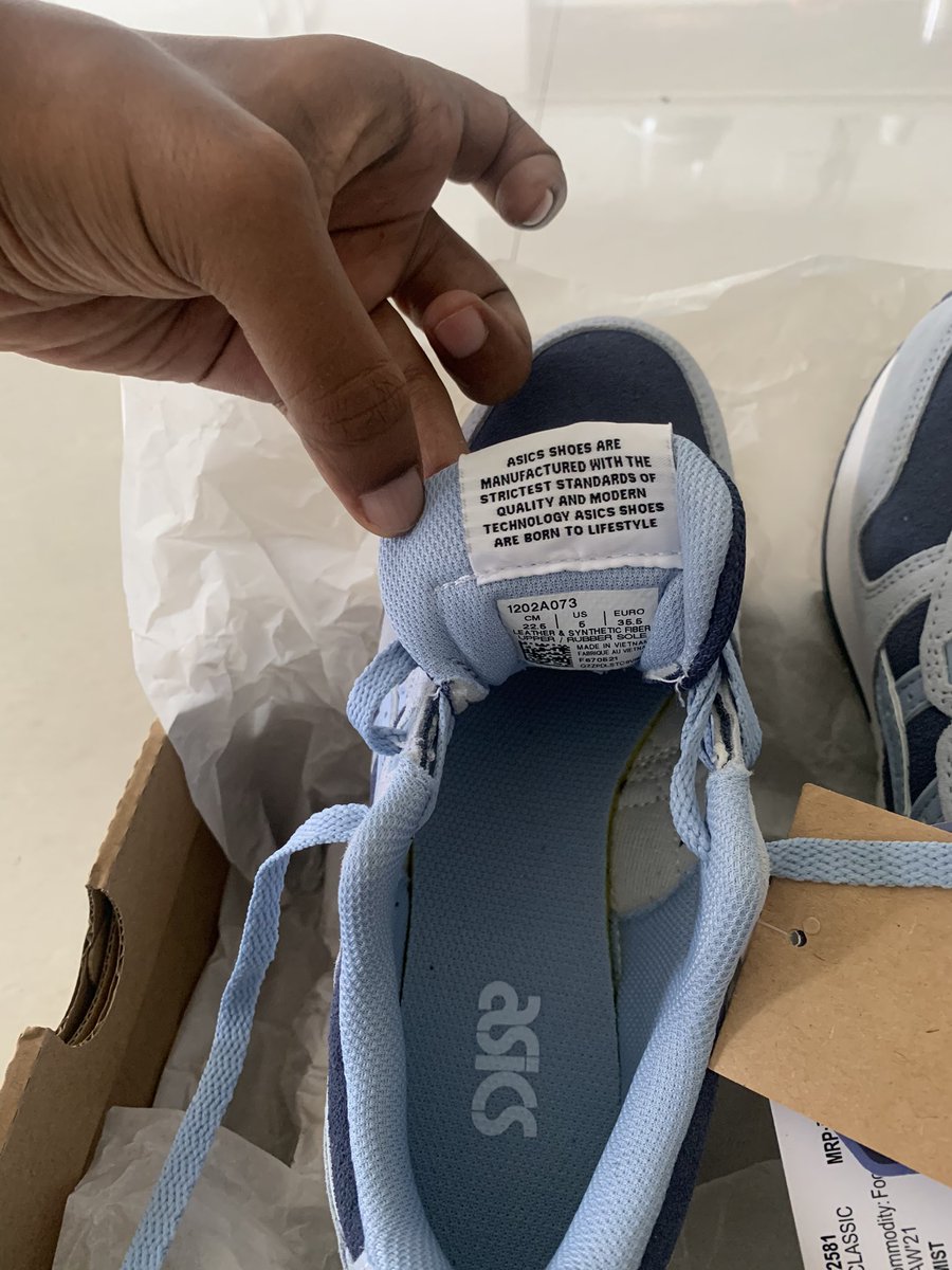 SpaceSonic0's tweet photo. Ordered from @Flipkart ASICS shoes, dammed fake product, attached clicks,
@ASICSamerica @ASICS_India is it for real???
#fake #knockoff 
It was a gift &amp; really embarrassing 🙈 stop fooling people with lucrative discount &amp; selling knock-offs 🤯 https://t.co/WGLIYX9qiC