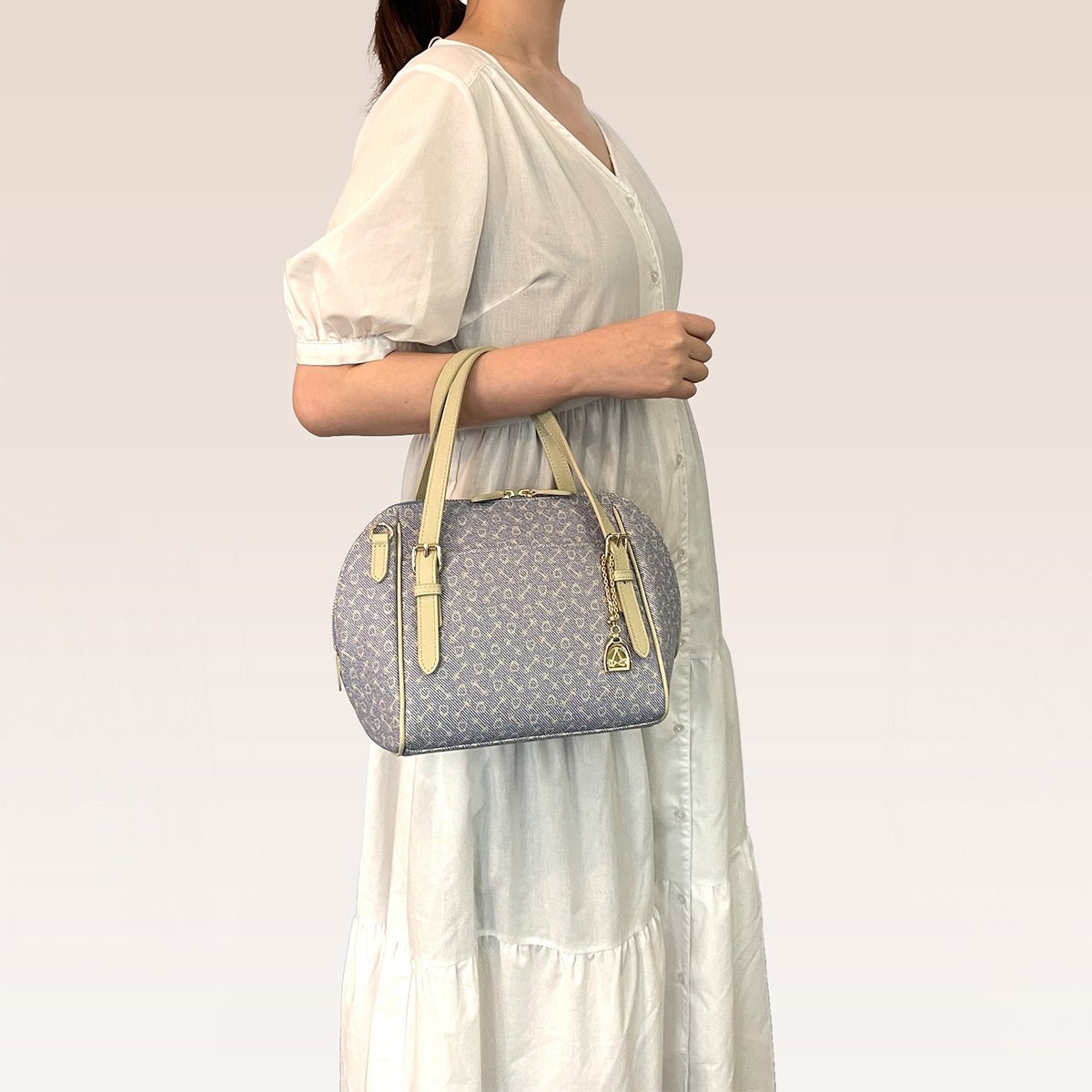 Whyharness's tweet photo. 【JINA 2way bostonbag】
NEW COLOR!
構築的なデザインがタイムレスな魅力をたたえたボストンバッグ。
牛革のロングストラップ付きだから、クロスショルダーでも持てて機能的。
https://t.co/HxTjYRRKcQ
#why #harness #horse #乗馬女子 #乗馬 #2waybag #ホワイ #ボストンバッグ #bostonbag https://t.co/patIaPjrNf