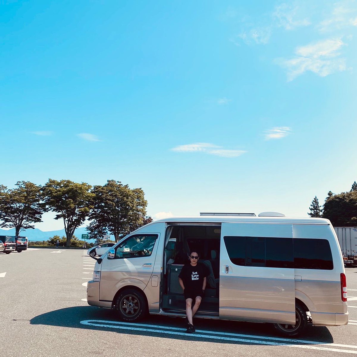 旅の始まり 新しい車 快適な車中泊 暑い夏の日 突然の雨