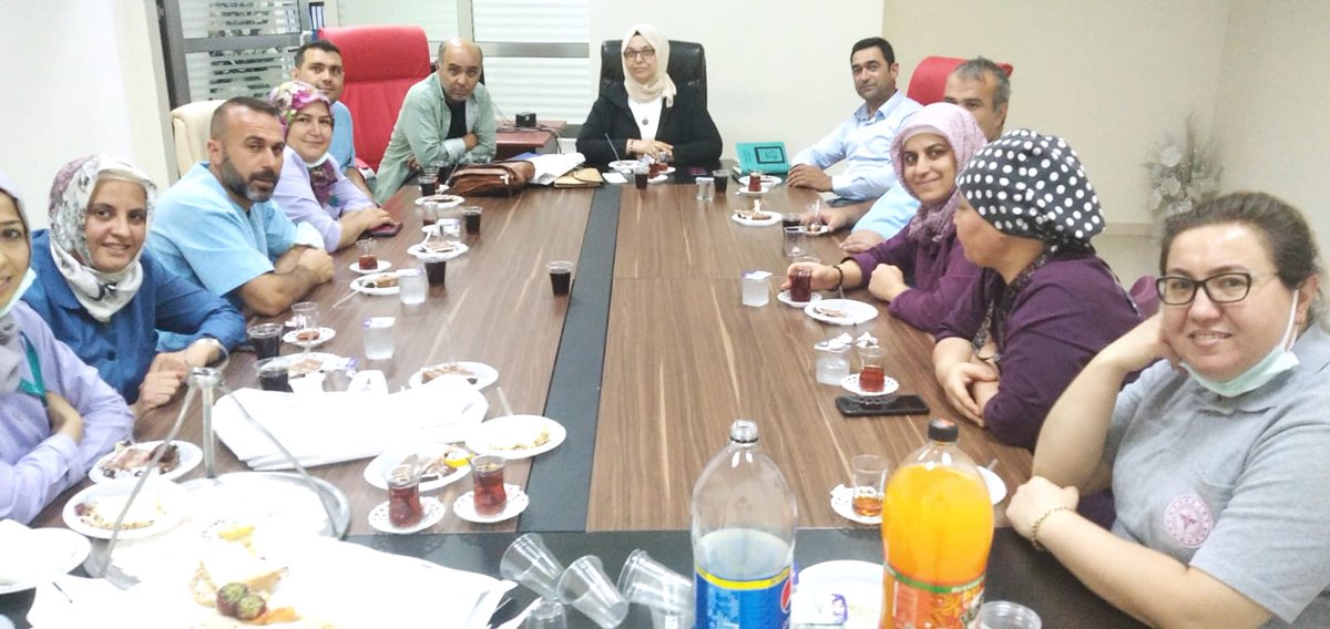 BİZ KOCAMAN BİR AİLEYİZ 

Karaman Eğitim Araştırma Hastanesi personeli yol arkadaşlarımızla bir araya geldik Hasbi hal ettik ,güncel sorunlarınıı dinledik.
Rabbim toplantımızı hayırlara vesile kılsın inşallah.🧿
Misafirperverlikleri için bütün arkadaşlara teşekkür ediyorum 💐