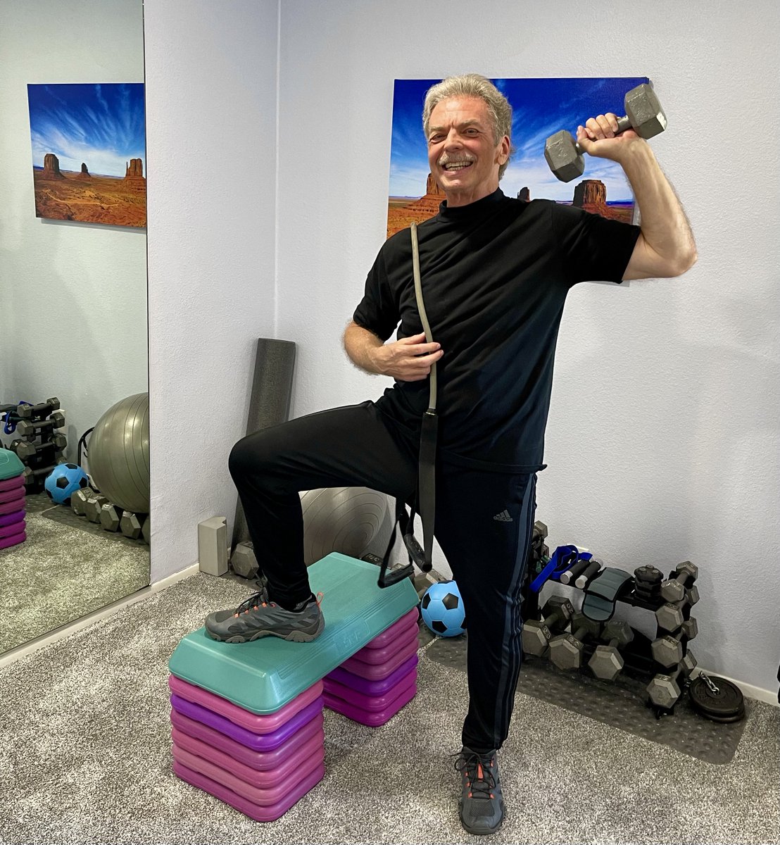 SubduedSnarl's tweet photo. @chicago_glenn @elonmusk I'd like to see Elon hitting the gym-even 2x week for 30min doing the right things would make a big difference in how he looks (with his clothes off😉)
& ESPECIALLY how he FEELS!
I'm 12 years older than him, still recovering from radiation & chemo in 2020😳😄
#SimplyStrong https://t.co/T4ymqWNkAC