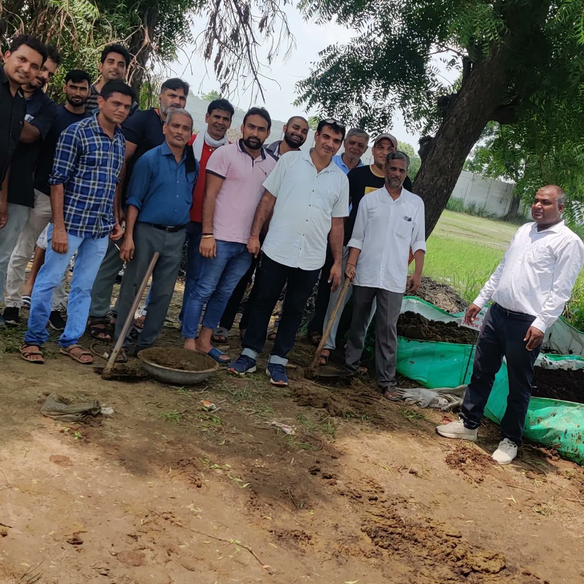 GramEarth's tweet photo. Vermicompost training done at KVK DELHI.
#VERMICOMPOST #organic #organicfarming https://t.co/orr4kf3ACV