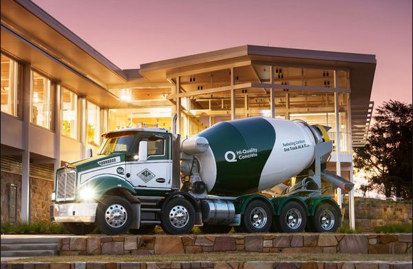 canadadownunder's tweet photo. High Commissioner Mark Glauser was pleased celebrate the new partnership between 🇦🇺 Hi-Quality Concrete and 🇨🇦 @CarbonCure whose technology takes recycled carbon and injects it into fresh concrete to reduce its carbon footprint without compromising performance. https://t.co/L104iRGRx5