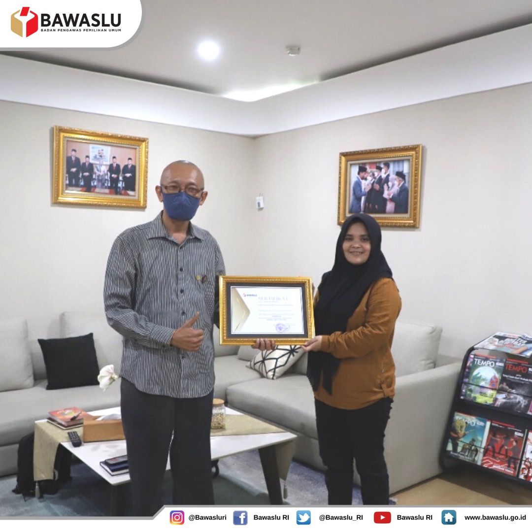 Bawaslu kembali memberikan akreditasi kepada Lembaga Pemantau Pemilu pada Rabu (3/8/2022). Pada kesempatan ini, Anggota Bawaslu Lolly Suhenty memberikan akreditasi kepada Pergerakan Mahasiswa Islam Indonesia (PMII) dan Pemuda Muslimin Indonesia. 
bawaslu.go.id/id/berita/bawa…