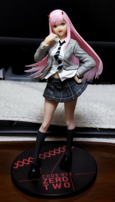ゼロツー制服プライズフィギュア。お尻の造形もちゃんとしてるし、服のシワのリアリティが凄い。顔もかわいい。接着剤跡的な組立完成度はあるが、塗装のハミ出し等はなく非常に綺麗に作られてるので非常に満足。 