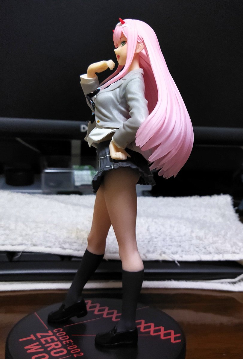 ゼロツー制服プライズフィギュア。お尻の造形もちゃんとしてるし、服のシワのリアリティが凄い。顔もかわいい。接着剤跡的な組立完成度はあるが、塗装のハミ出し等はなく非常に綺麗に作られてるので非常に満足。 