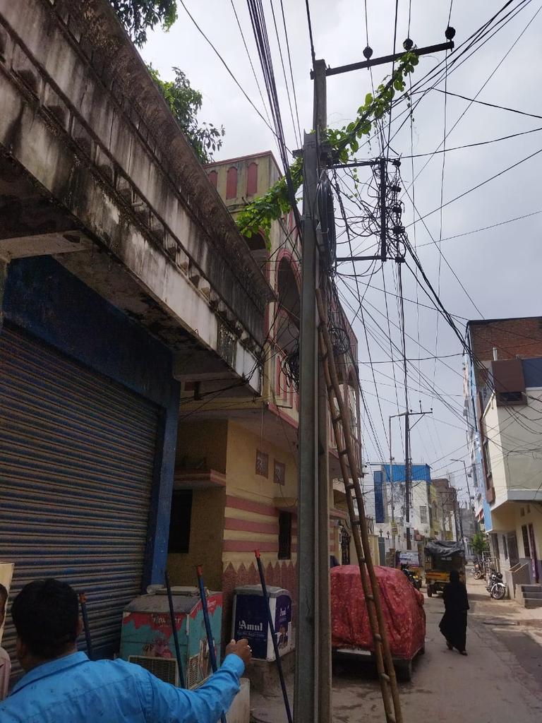 shaikshahbaaz71's tweet photo. We have to request the municipality that there is no light on the road at night,people are facing a lot of problems,fix this light as soon as possible.Already complaint No same reason not a work ths s a cement pol Tadban ranmustpura
@GHMCOnline 
@mohdmoazamkhan 
@SwachhBharatGov https://t.co/dY8V0ypIM5