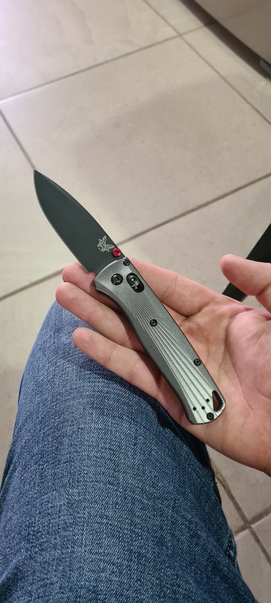 drakerocker09's tweet photo. Finally my new (and first) #BenchmadeBugout arrived today and I gotta say, this sucker is a LOT lighter that I anticipated, I understand now why everybody was saying that it disappeared in the pocket. If this is with the alum scales I can't imagine how the original weighted. Damn https://t.co/1OxpDyGDyD