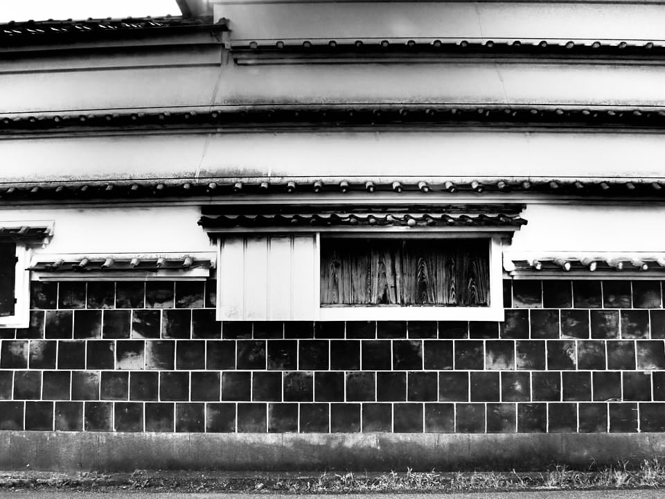 HiroTakeuchi's tweet photo. 主観的小景高知  
Japanese house in classic style.

The scenery of the suburbs of Kochi City in Japan from my point of view and the interesting parts.   

#Classicstylehouse
#Oldhouse
#warehousestyle
#Monochromephotograph
#Blackandgrayphoto https://t.co/Zr1TBLQniO