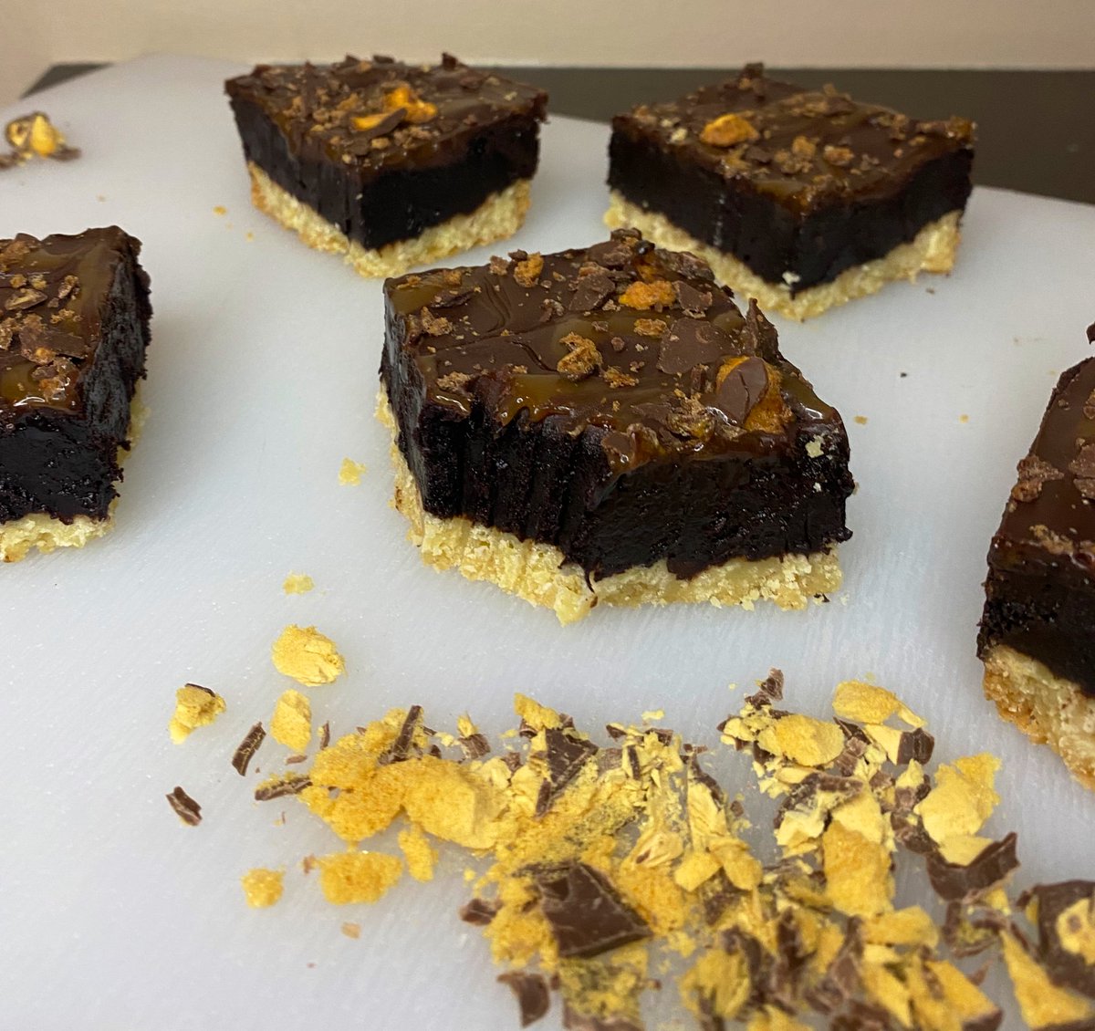 I made shortbread browniezzz, with honeycomb pieces on top 🥰🍫! The only Scooby snack I want for dessert right nowwww mwahaha❣️ I hope everyone is doing well,&amp; taking care alwayz!!!