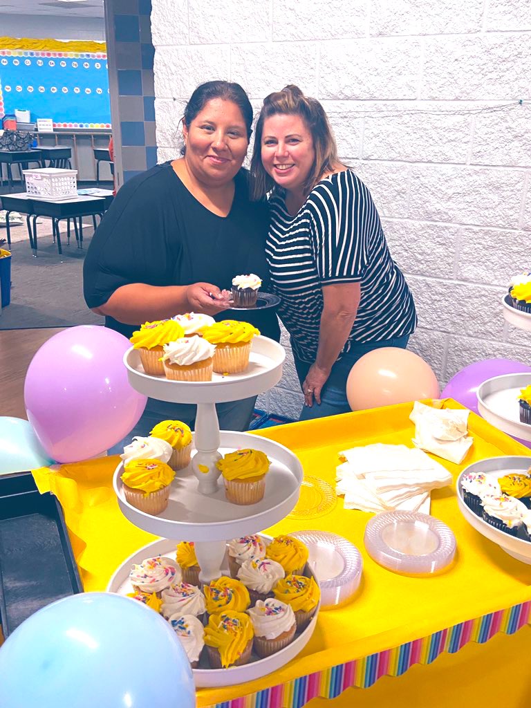 JMoranCIC's tweet photo. Had a great time visiting with all our teachers today!  PSE teachers are the best!! #CupcakesWithTheCoaches 🧁 💜 🧁 https://t.co/ypWJyVuW9r