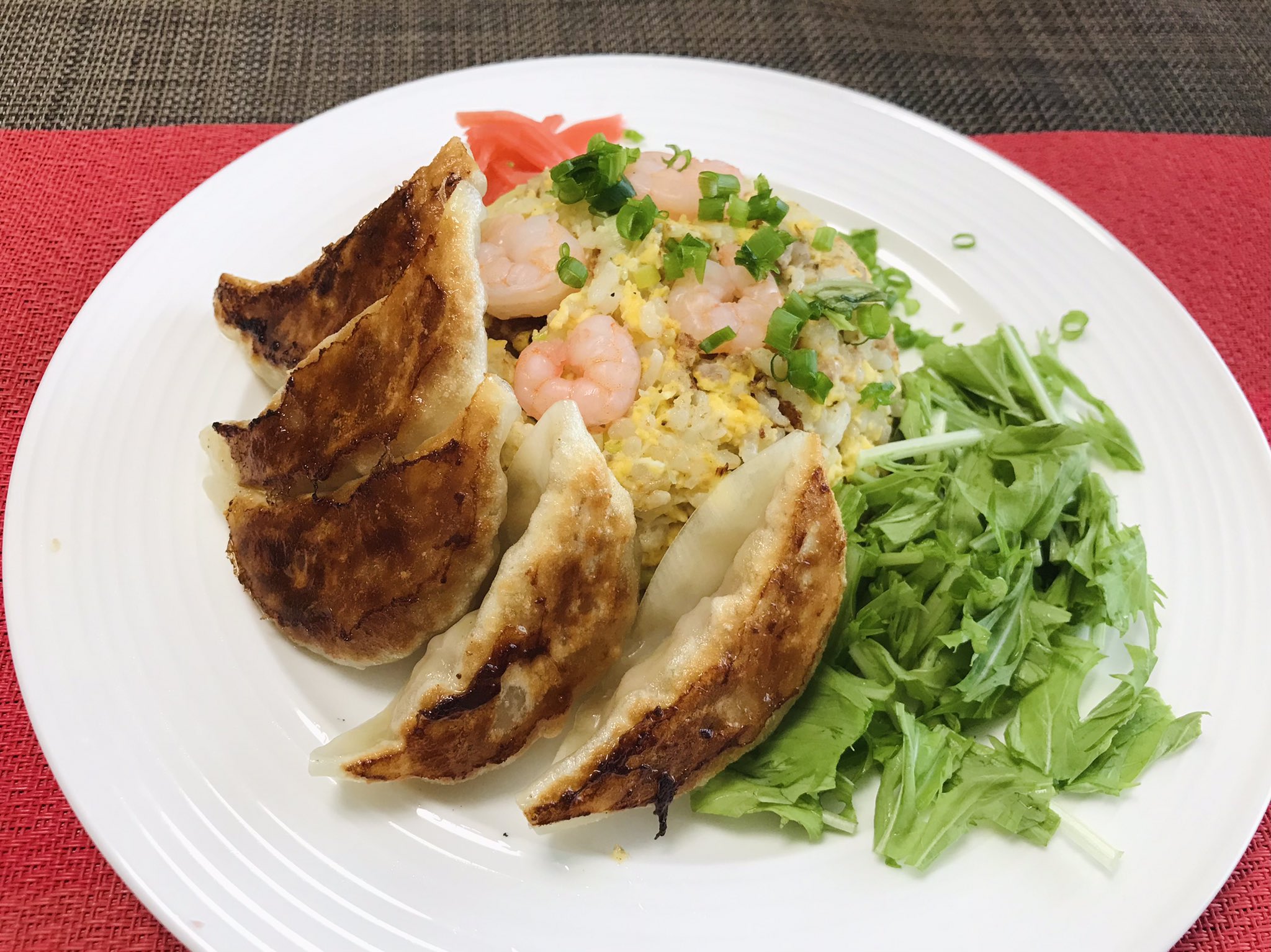 ほなみん イロノココロ お昼はチャーハンと餃子です 水菜で食物繊維補充 おうちごはん T Co 0miwajdx6s Twitter