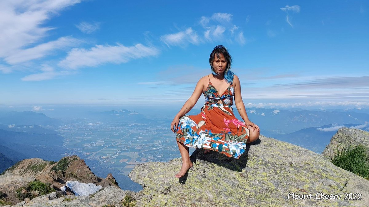 canadianrn2009's tweet photo. When you can create editorial drama and flair on top of Mt. Cheam. 

I must say epic! 

#hike 
#fraservalley 
#mtcheam 
#cheam 
#chilliwack 
#hiker 
#editorial 
#vogue https://t.co/KnCmSanrsB