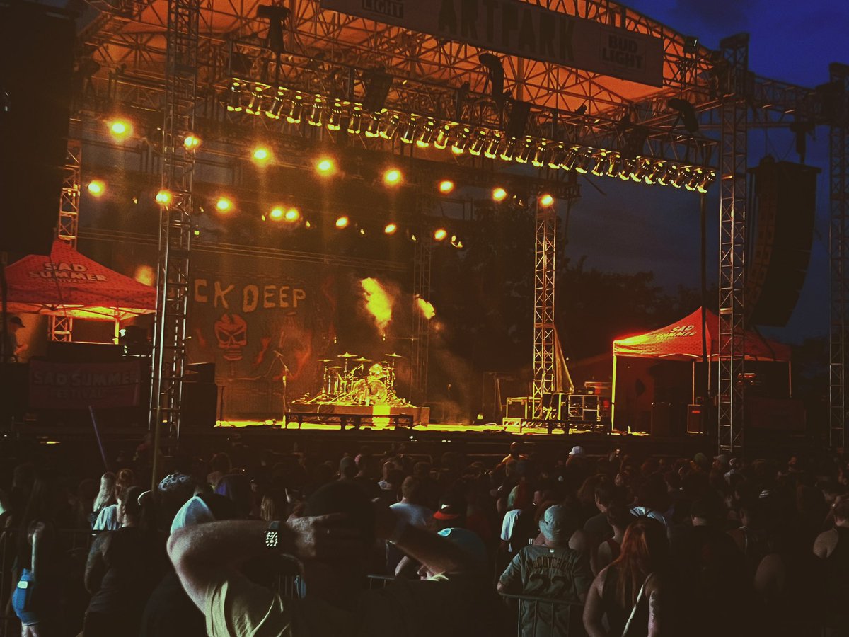mon_lynn_'s tweet photo. @NeckDeepUK has me WHIPPED after tonight! Simply can not express how amazing it was to see them preform their ASSES off tonight! Cant wait till they come  back!! 🖤💗 https://t.co/3DumZj3Jej