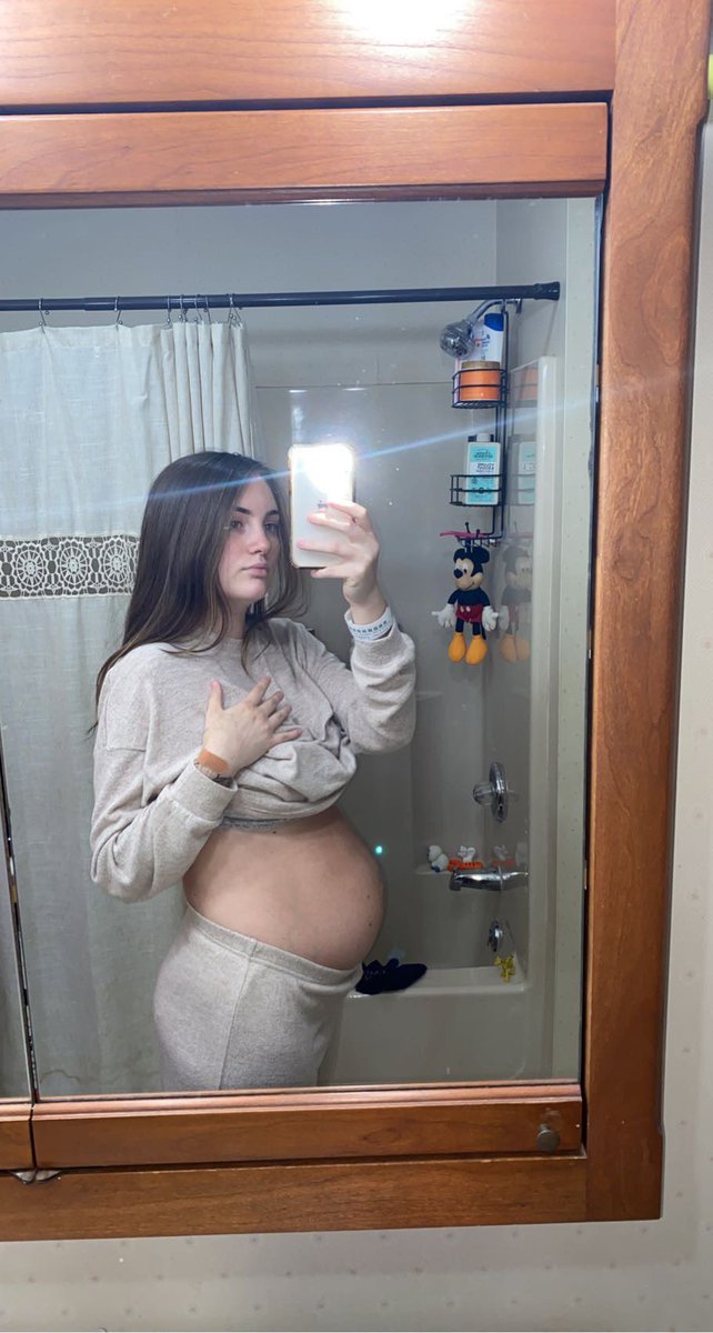 ivvvy_00's tweet photo. Here’s a reminder to be easy on yourself after you have a baby . Love your stretch marks , love your loose skin, love those extra few pounds and look at your sweet baby because YOU made that ! 1 week pp to almost 3 months pp https://t.co/lbpBqwXv82