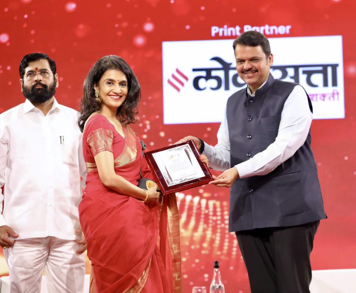 Dev_Fadnavis's tweet photo. प्रख्यात तबलावादक पंडित सुरेश तळवलकर, जादुगार विजय रघुवीर यांना मुख्यमंत्री एकनाथराव शिंदे, प्रख्यात जीवनशैली प्रशिक्षक आणि प्रेरक वक्ते गौर गोपाल दास आणि माझ्या हस्ते प्रदान केला. या सर्व महनियांचे मनःपूर्वक अभिनंदन आणि त्यांना पुढील वाटचालीसाठी खूप खूप शुभेच्छा! https://t.co/ERH28KqMIf