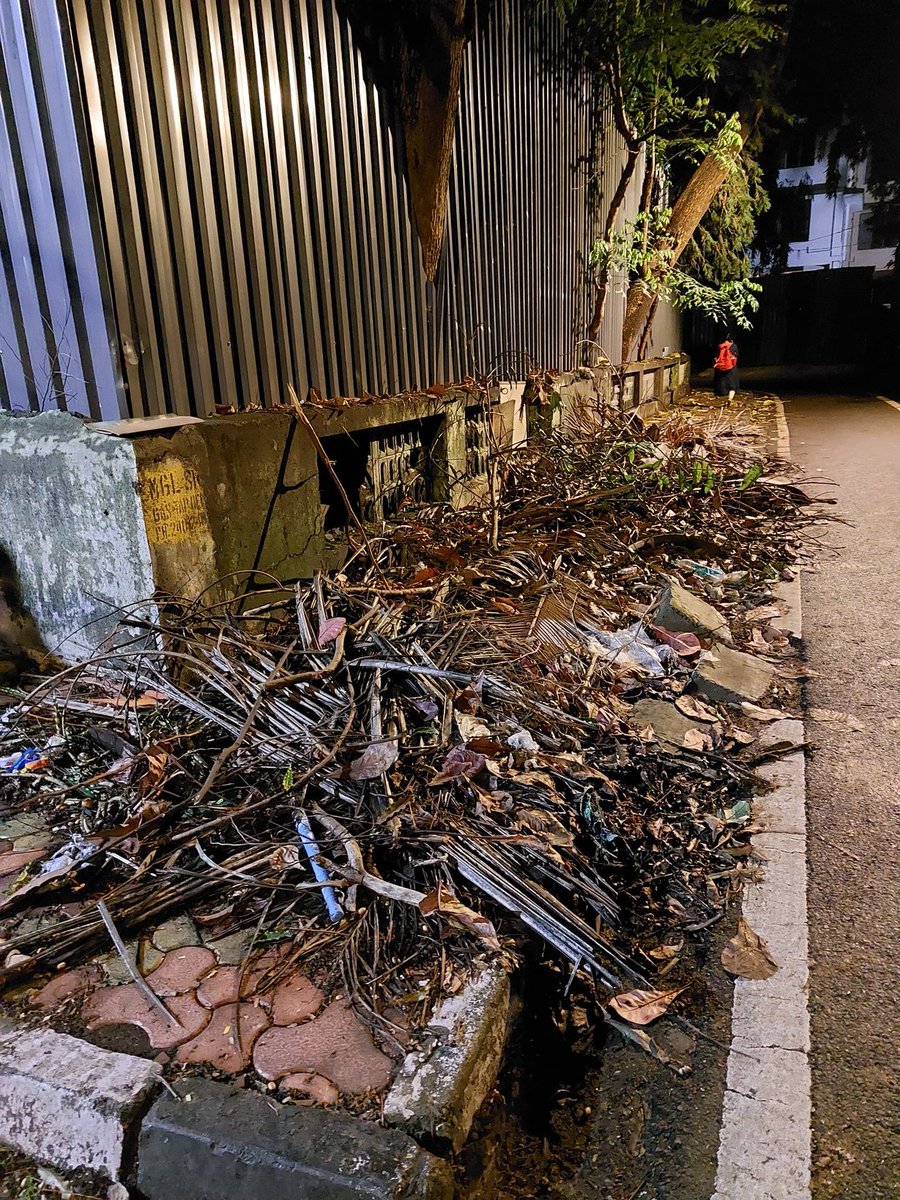 SidhayeShruti's tweet photo. This is lying in Sane Guruji Nagar, Behind Shanti Aata, Mulund East since long time. Pl support to clean it #BMC #Tward #prabhakarshinde #kiritsomaiya #bjpmulund https://t.co/wOkxowyNu7