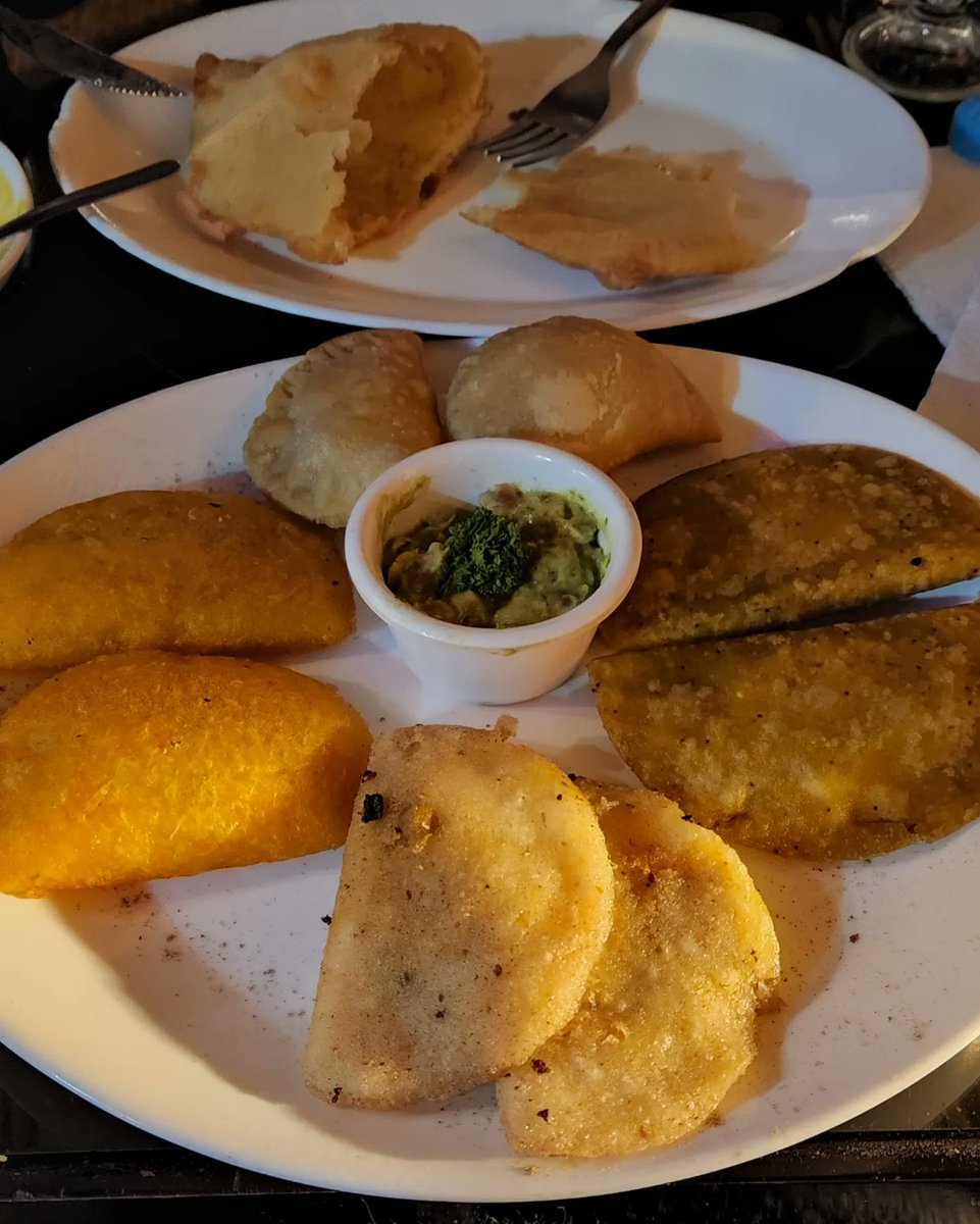 Enpanadas de 🇪🇨! Yummy and delicious. An awesome dinner with friends on a cold night. The warm drink with alcohol made the cold become mucho Kaliente! 🍸 🧉 #foodlover #ecuadorfood #Travel #travelvlogger